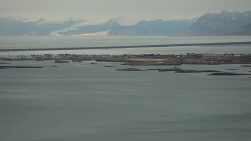 Höfn í Hornafirði – Egilsstaðir Blick nach Osten vom Aussichtspunkt Vestrahorn aus, quasi der Gipfel der alten Passtraße „Almannaskarð“ an der Ringstraße. In der Ferne kann man Höfn í...