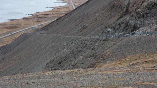 Höfn í Hornafirði – Egilsstaðir Die frühere Passstraße mit bis zu 17% Gefälle.