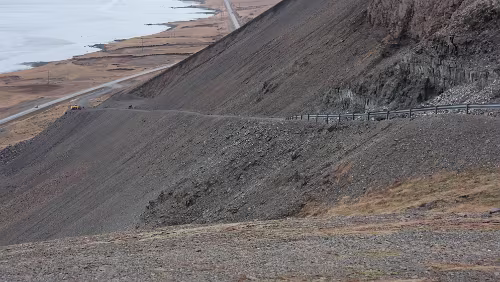 Höfn í Hornafirði – Egilsstaðir Die frühere Passstraße mit bis zu 17% Gefälle.