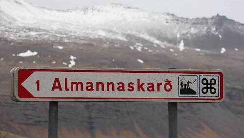 Höfn í Hornafirði – Egilsstaðir Wegweiser zum Aussichtspunkt „Almannaskarð“. Was wohl diese vielen kleinen Beschädigungen hervor gerufen hat?