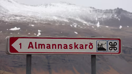 Höfn í Hornafirði – Egilsstaðir Wegweiser zum Aussichtspunkt „Almannaskarð“. Was wohl diese vielen kleinen Beschädigungen hervor gerufen hat?