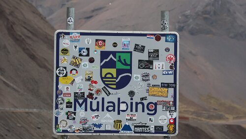 Höfn í Hornafirði – Egilsstaðir Hier beginnt der Bezirk „Múlaþing“. Und allen Aufklebern und Aufkleberinnen soll augenblicklich der Blitz ins Hasenhirn fahren. Immer wieder erschreckend, an...