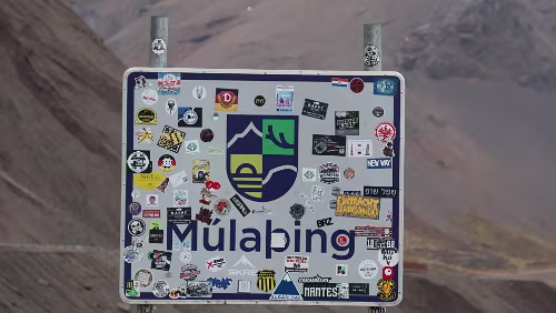 Höfn í Hornafirði – Egilsstaðir Hier beginnt der Bezirk „Múlaþing“. Und allen Aufklebern und Aufkleberinnen soll augenblicklich der Blitz ins Hasenhirn fahren. Immer wieder erschreckend, an...