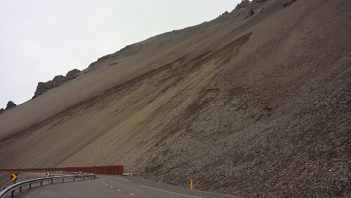 Höfn í Hornafirði – Egilsstaðir Das das da einfach so am Hang klebt, faszinierend.