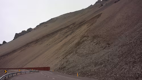 Höfn í Hornafirði – Egilsstaðir Das das da einfach so am Hang klebt, faszinierend.