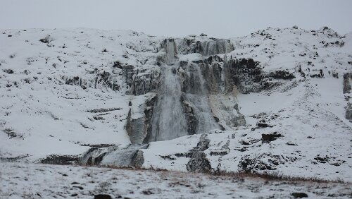 Egilsstaðir – – Tórshavn Der Rjúkandifoss.