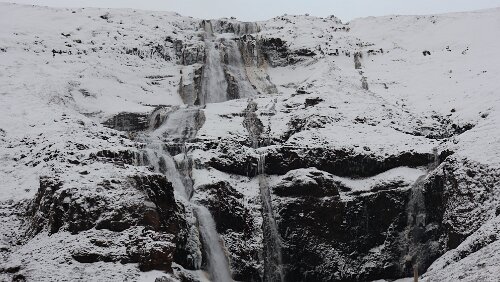 Egilsstaðir – – Tórshavn Der Rjúkandifoss.
