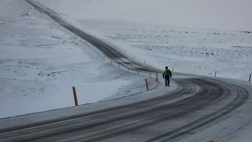 Egilsstaðir – – Tórshavn Der Mann lief da einfach so da rum. Ich habe keine Ahnung von wo der kam und wo er hin wollte. In die Richtung in die er lief war in überschaubarer Entfernung...