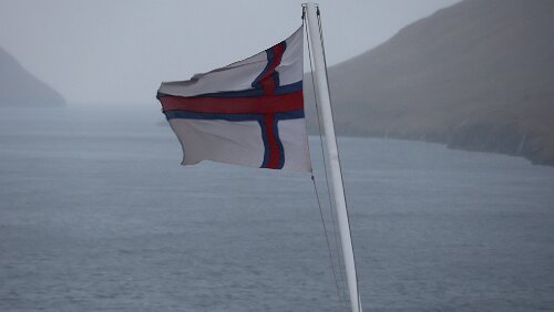 Føroyar Die Flagge flattert wie wild.