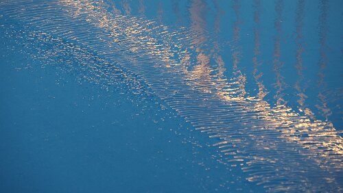 Føroyar Der Wind schafft skurrile Muster in die Pfützen an Deck.