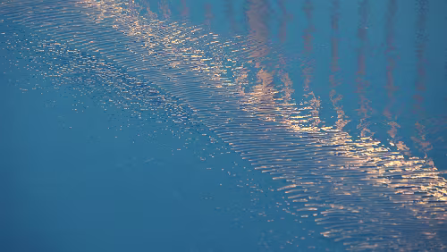 Føroyar Der Wind schafft skurrile Muster in die Pfützen an Deck.