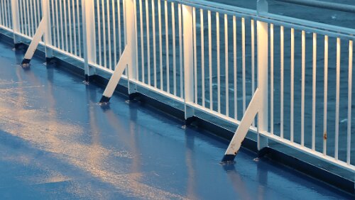Føroyar Der Wind schafft skurrile Muster in die Pfützen an Deck.