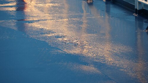 Føroyar Der Wind schafft skurrile Muster in die Pfützen an Deck.