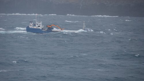 Føroyar Das kleine Schiff tanzt auf den Wellen.