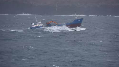Føroyar Das kleine Schiff tanzt auf den Wellen.