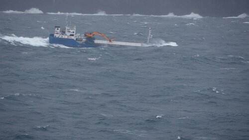 Føroyar Das kleine Schiff tanzt auf den Wellen.