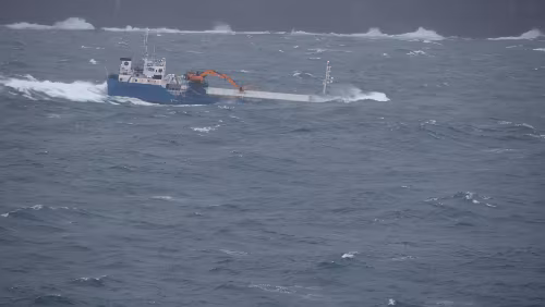 Føroyar Das kleine Schiff tanzt auf den Wellen.