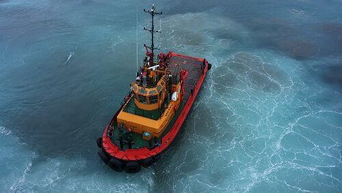 Tórshavn Der wird uns gleich an die Kaimauer drücken.