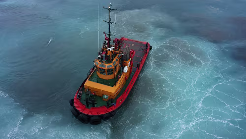 Tórshavn Der wird uns gleich an die Kaimauer drücken.