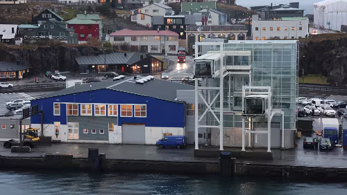 Tórshavn Rechts die Anlegestege für die Passagiere.