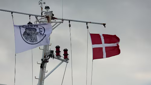 – Hirtshals – Kolding Die dänische Flagge weht.