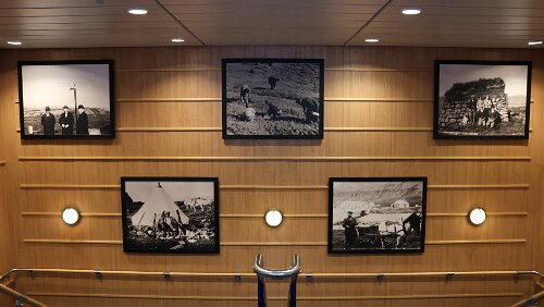 – Hirtshals – Kolding In einem der Treppenhäuser der MS Norröna.