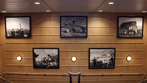 – Hirtshals – Kolding In einem der Treppenhäuser der MS Norröna.