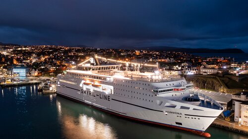 Das Schiff MS Norröna an Weihnachten / Tórshavn