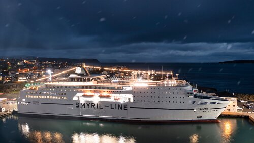 Das Schiff MS Norröna an Weihnachten / Tórshavn