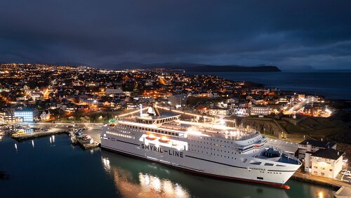Das Schiff MS Norröna an Weihnachten / Tórshavn
