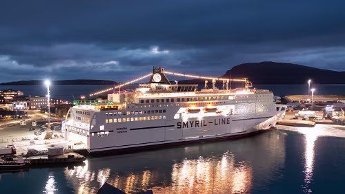 Das Schiff MS Norröna an Weihnachten / Tórshavn