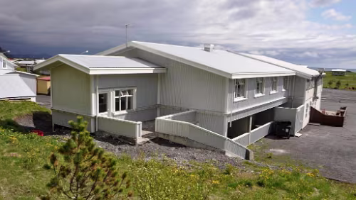 05.11.2023 Puffin Hotel Vík Puffin Hotel Vík Víkurbraut 26 870 Vík í Mýrdal Ísland Kostenfrei Parken am Hotel.