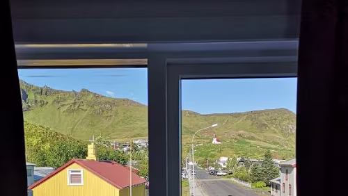 05.11.2023 Puffin Hotel Vík Puffin Hotel Vík Víkurbraut 26 870 Vík í Mýrdal Ísland Kostenfrei Parken am Hotel.