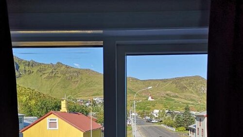 05.11.2023 Puffin Hotel Vík Puffin Hotel Vík Víkurbraut 26 870 Vík í Mýrdal Ísland Kostenfrei Parken am Hotel.