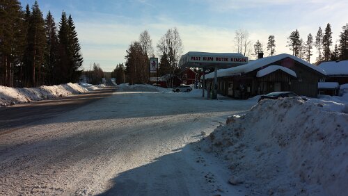 Sunne – Östersund Die Noppikoski Tankstelle.