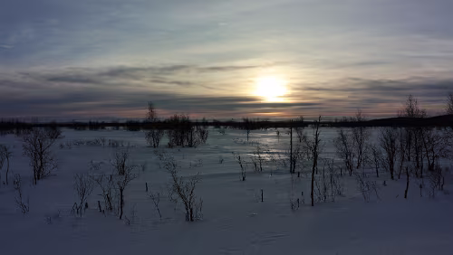 Jokkmokk – Tromsø Die Sonne gefangen in den Wolken.