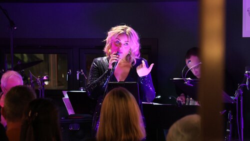 Longyearbyen „KC’s Club Arctica“ spielen im Barentz Gastropub .