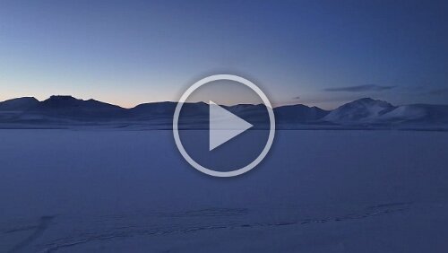 Snowmobile Safari to Grønfjorden Flug am Rande des Grønfjorden.