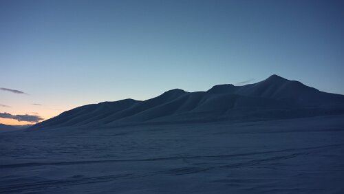 Snowmobile Safari to Grønfjorden Am „Elvekrossen“, zwischen „Skiferdalen“ und „Passdalen“.