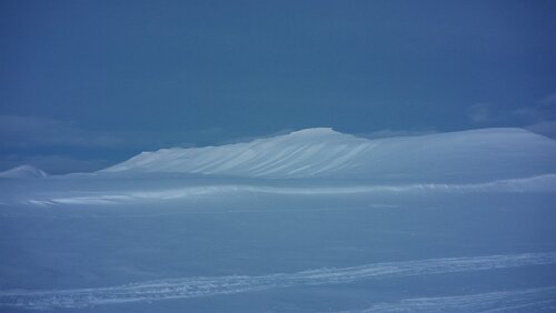 Snowmobile Safari to Grønfjorden Am „Elvekrossen“, zwischen „Skiferdalen“ und „Passdalen“.