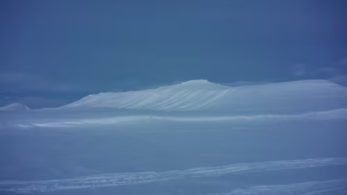 Snowmobile Safari to Grønfjorden Am „Elvekrossen“, zwischen „Skiferdalen“ und „Passdalen“.