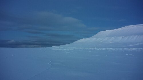 Snowmobile Safari to Grønfjorden Blick in Richtung Barentsburg. Links der zugefrorene Grønfjorden.