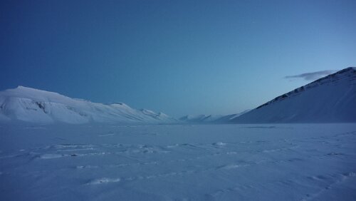 Snowmobile Safari to Grønfjorden Das Grøndalen, rechts „Herrfjellstupet“.