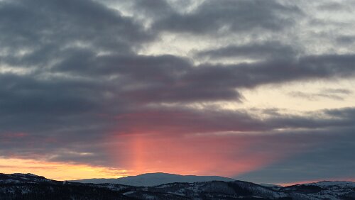 Bodø – Mosjøen Die Sonne bahnt sich spektakulär ihren Weg.