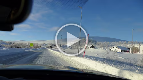 Bodø – Mosjøen Ankunft am Schlagbaum E6 Sørelva (625 moh.).