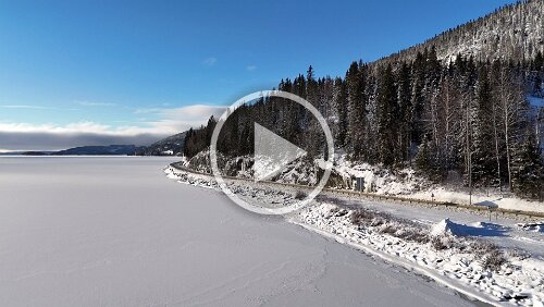 Mosjøen – Trondheim Die [E6] verläuft hier am Snåsavatnet entlang.