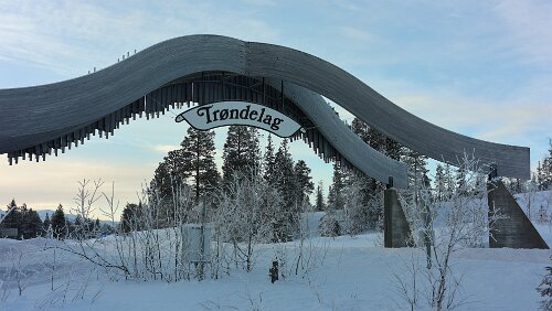 Mosjøen – Trondheim Nordlandsporten , også kjent som Porten til Nord-Norge, er et ikonisk landemerke ved fylkesgrensen mellom Trøndelag og Nordland.