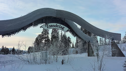 Mosjøen – Trondheim Nordlandsporten , også kjent som Porten til Nord-Norge, er et ikonisk landemerke ved fylkesgrensen mellom Trøndelag og Nordland.