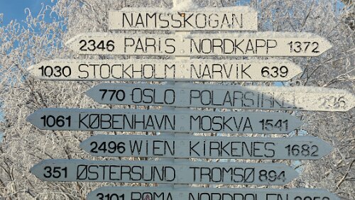 Mosjøen – Trondheim Wegweiser in Namsskogan.