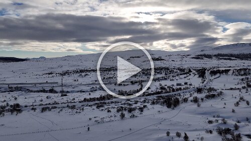 Trondheim – Lillehammer Grønbakken am Dovrefjell. Im Vordergrund verläuft die Dovrebanen und dahinter die [E6].